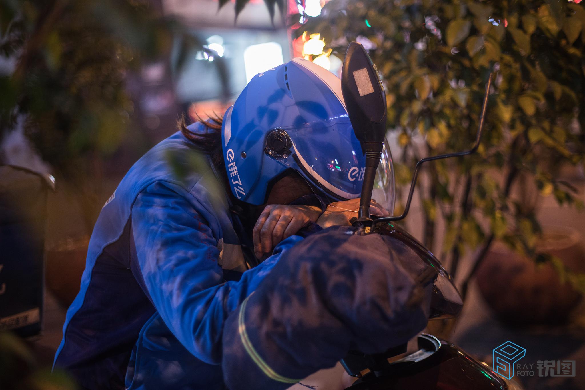 51岁饿了么女骑手,送外卖到凌晨,为尿毒症儿子跑出换肾钱