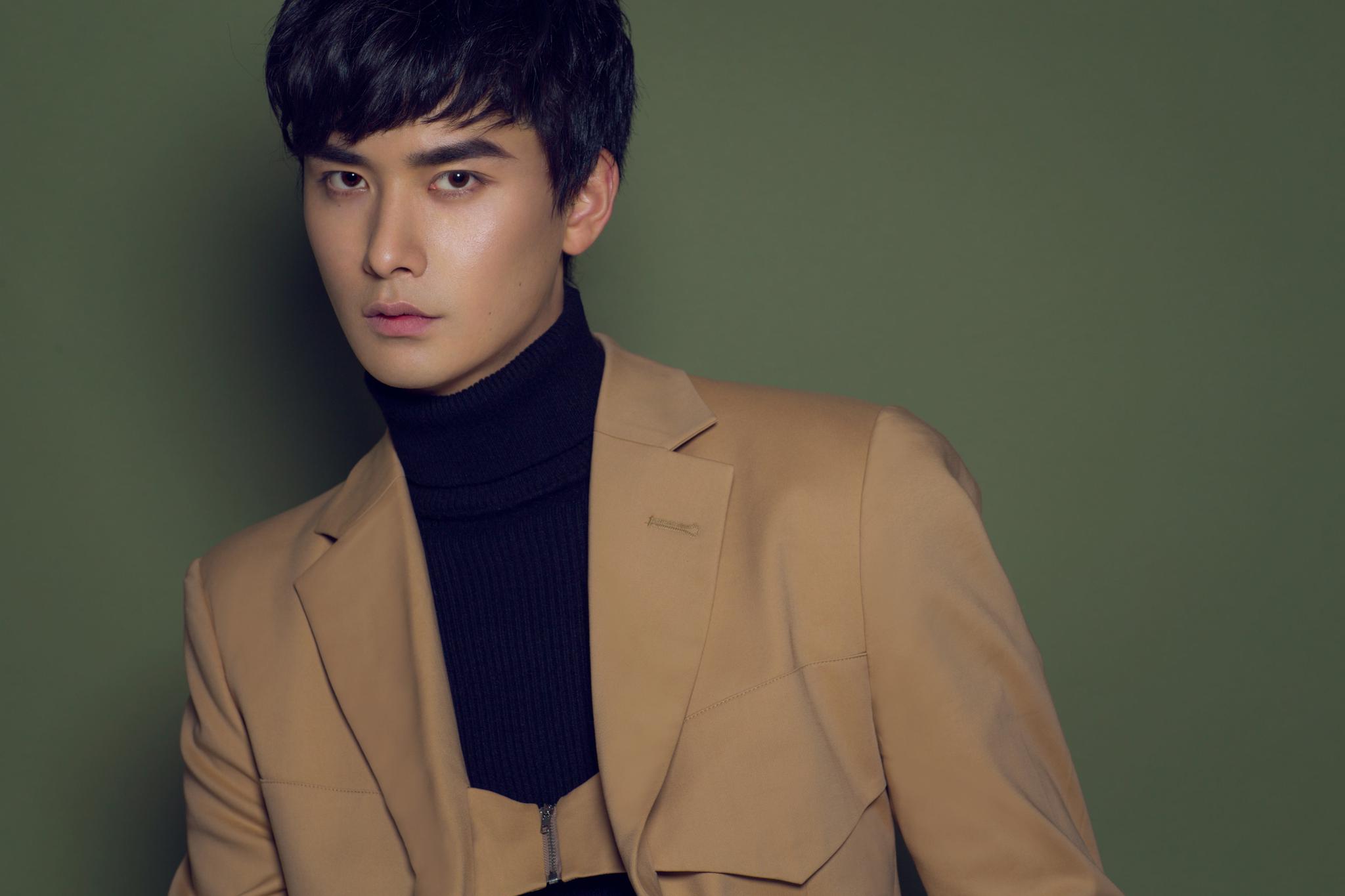 何龙龙爵迹临界天下诠释多样可能新生代演技吸睛获肯定