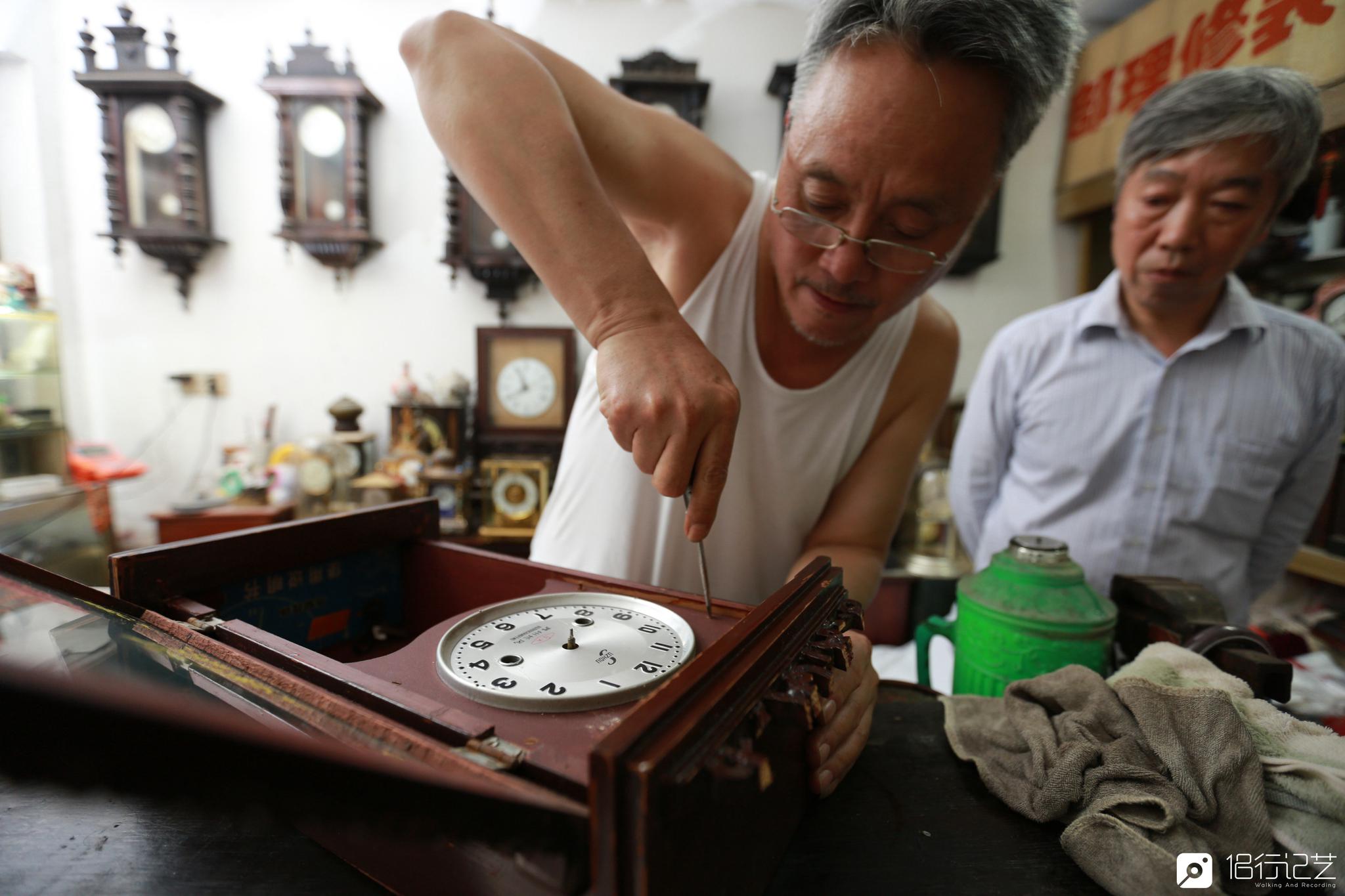 大叔修钟表40年古董钟表摆满屋如民间故宫钟表馆
