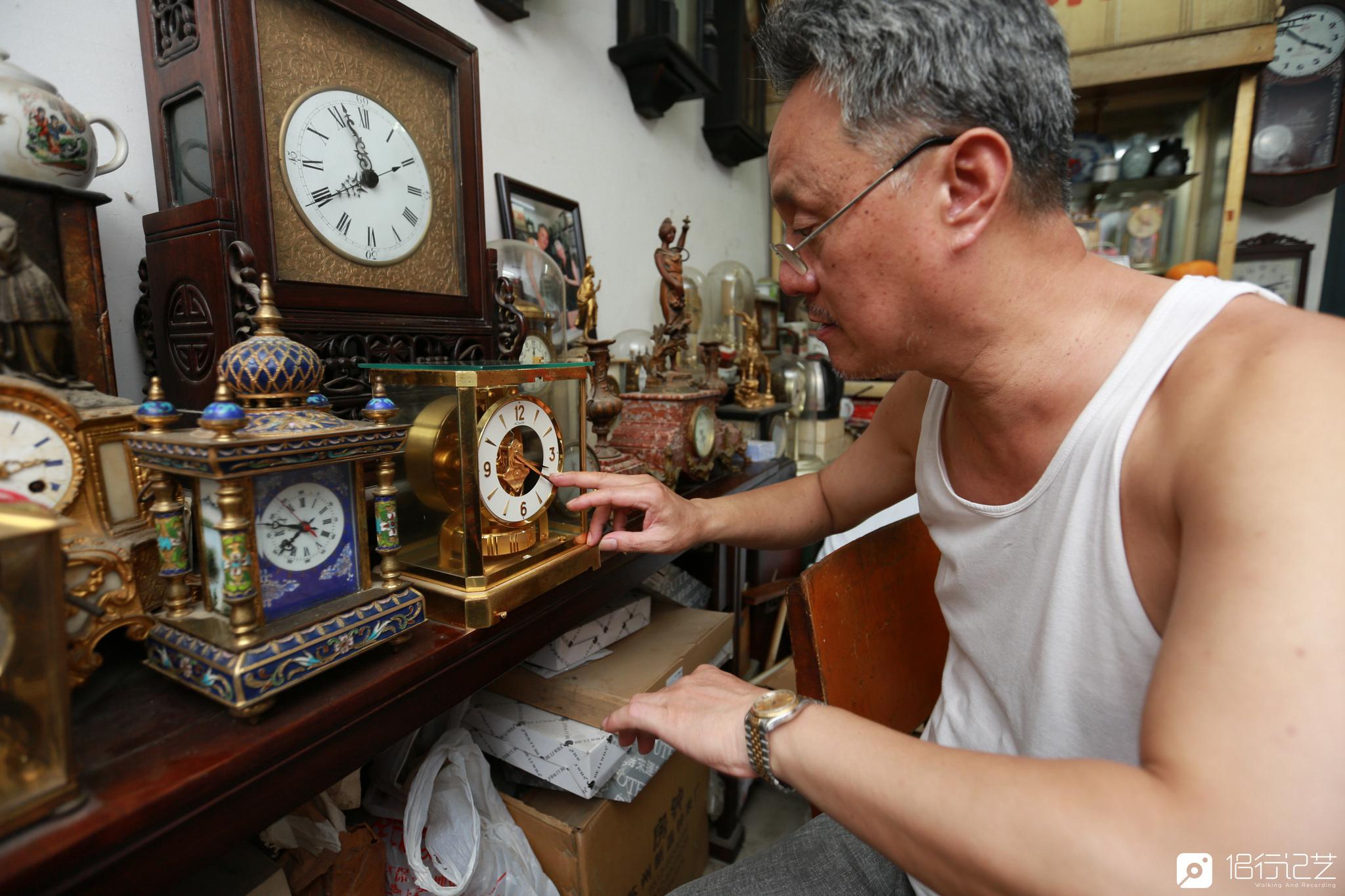 大叔修钟表40年,古董钟表摆满屋,如民间“故宫钟表馆”|机械|钟表|许琪_新浪新闻