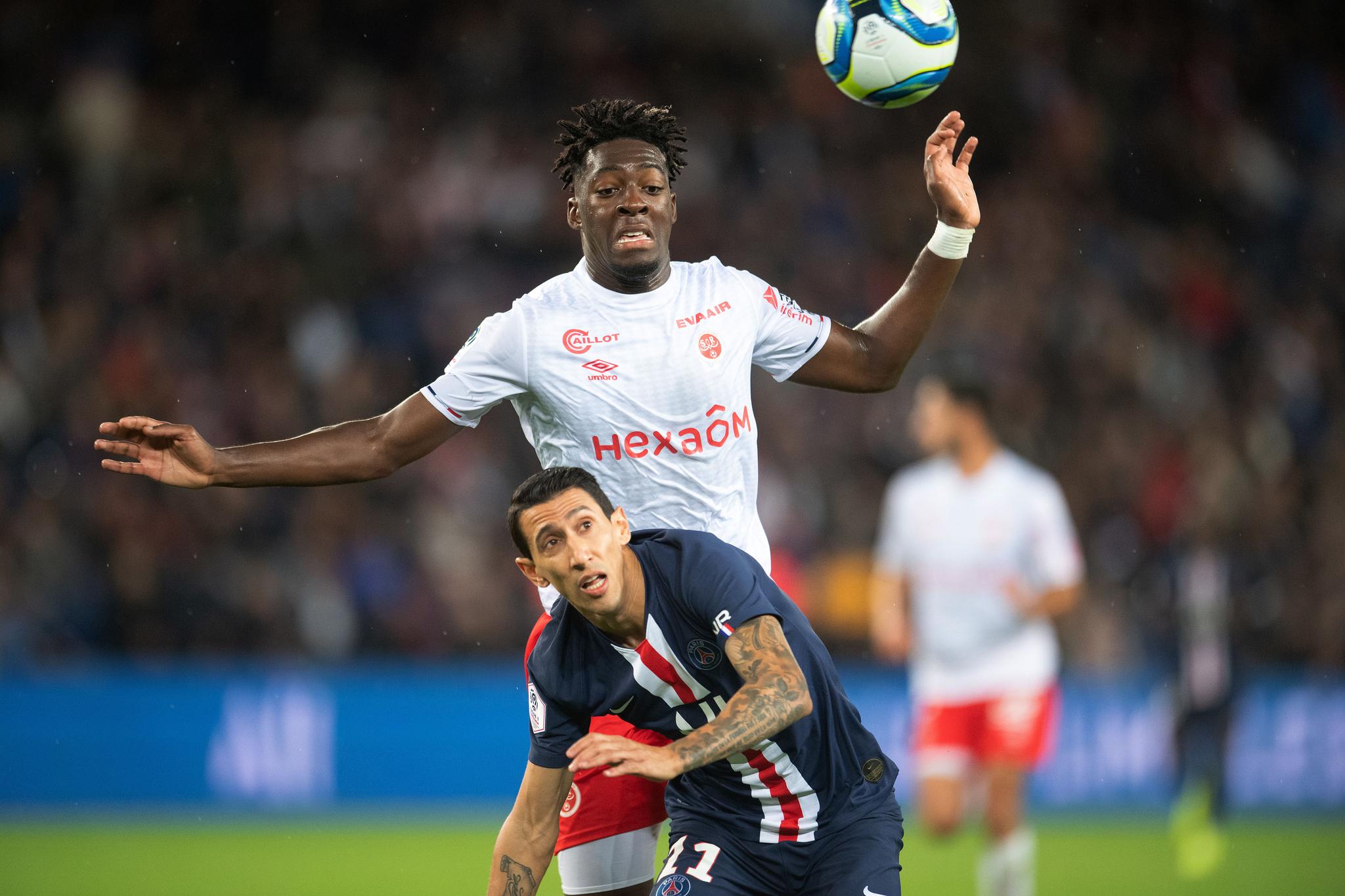 足球——法甲:巴黎圣日耳曼不敌兰斯