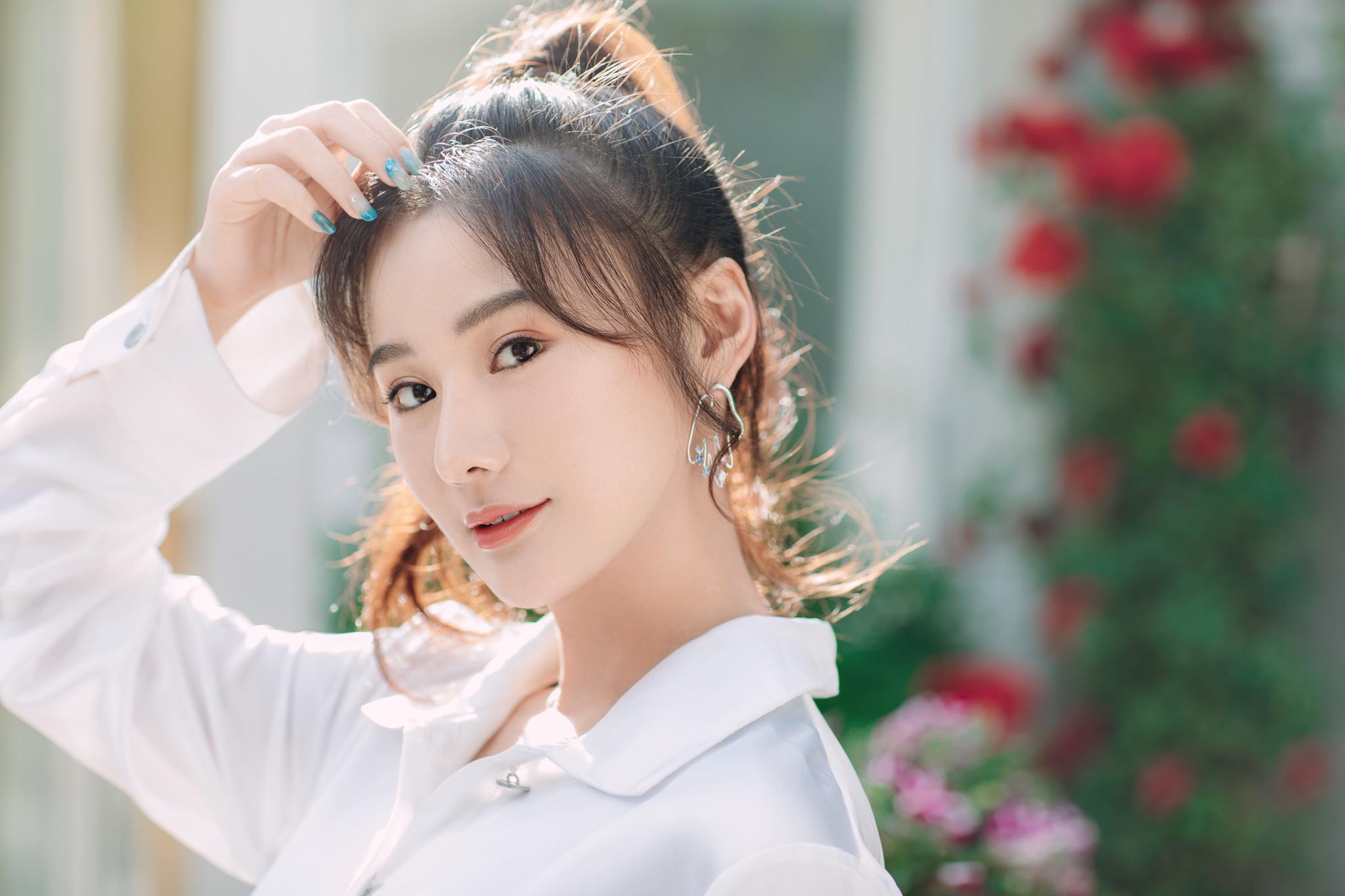 潘一祎秋日最新写真上线 简单温暖如午后阳光|写真