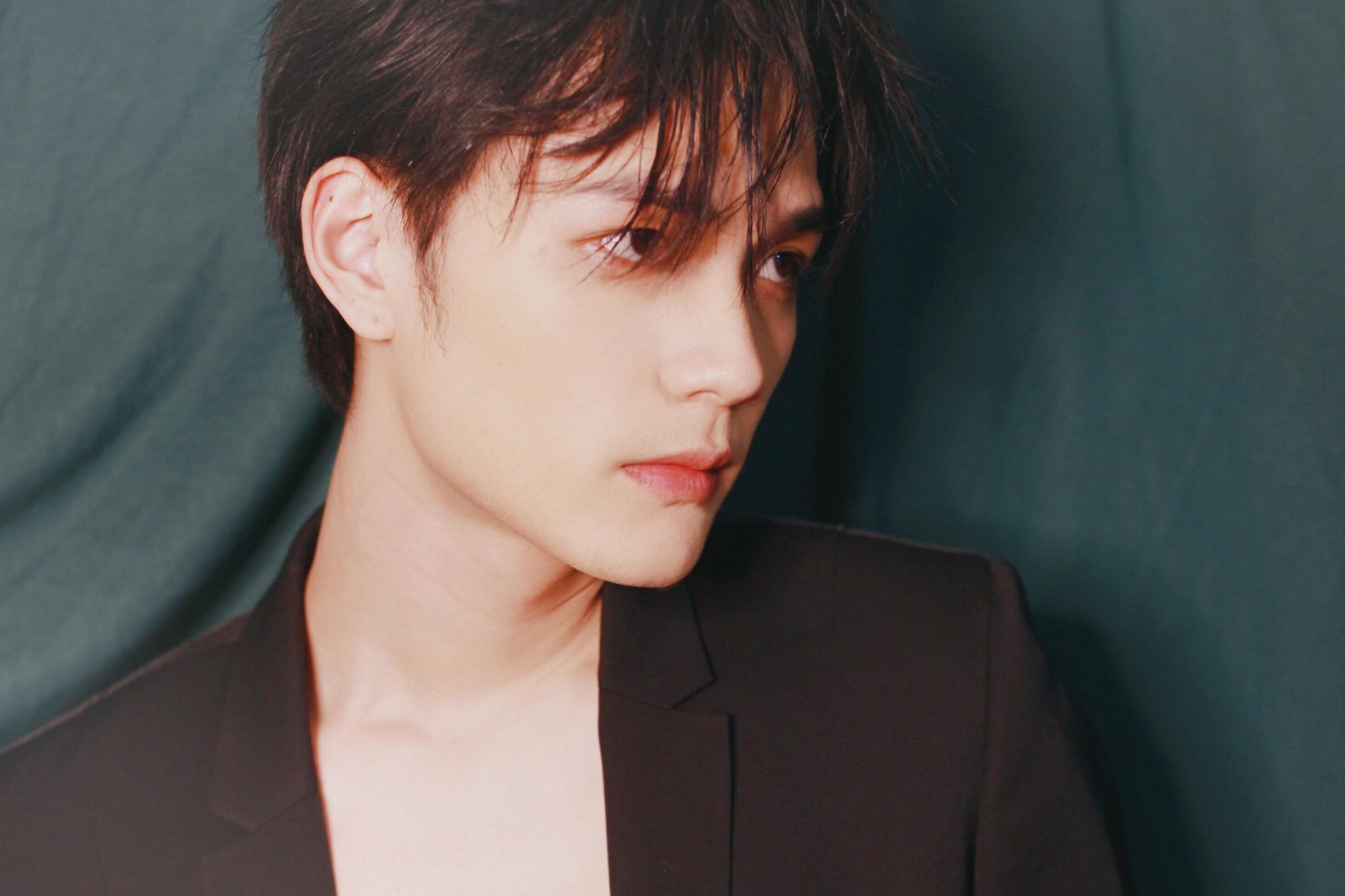 刘宸羽超a写真曝光慵懒不羁凸显少年魅力