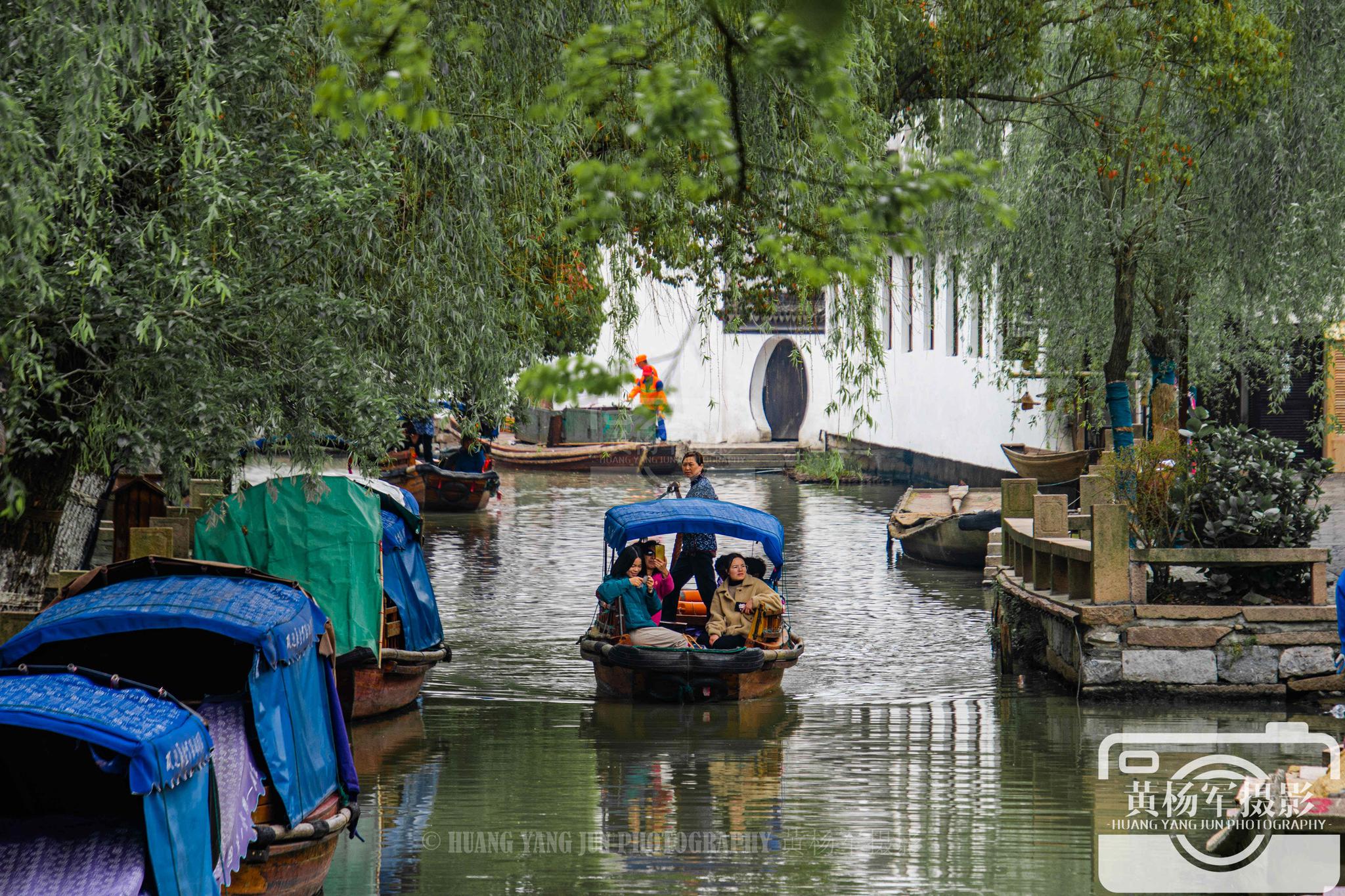 江苏苏州周庄古镇，坐上一艘摇橹船，感受江南水乡美好的慢时光