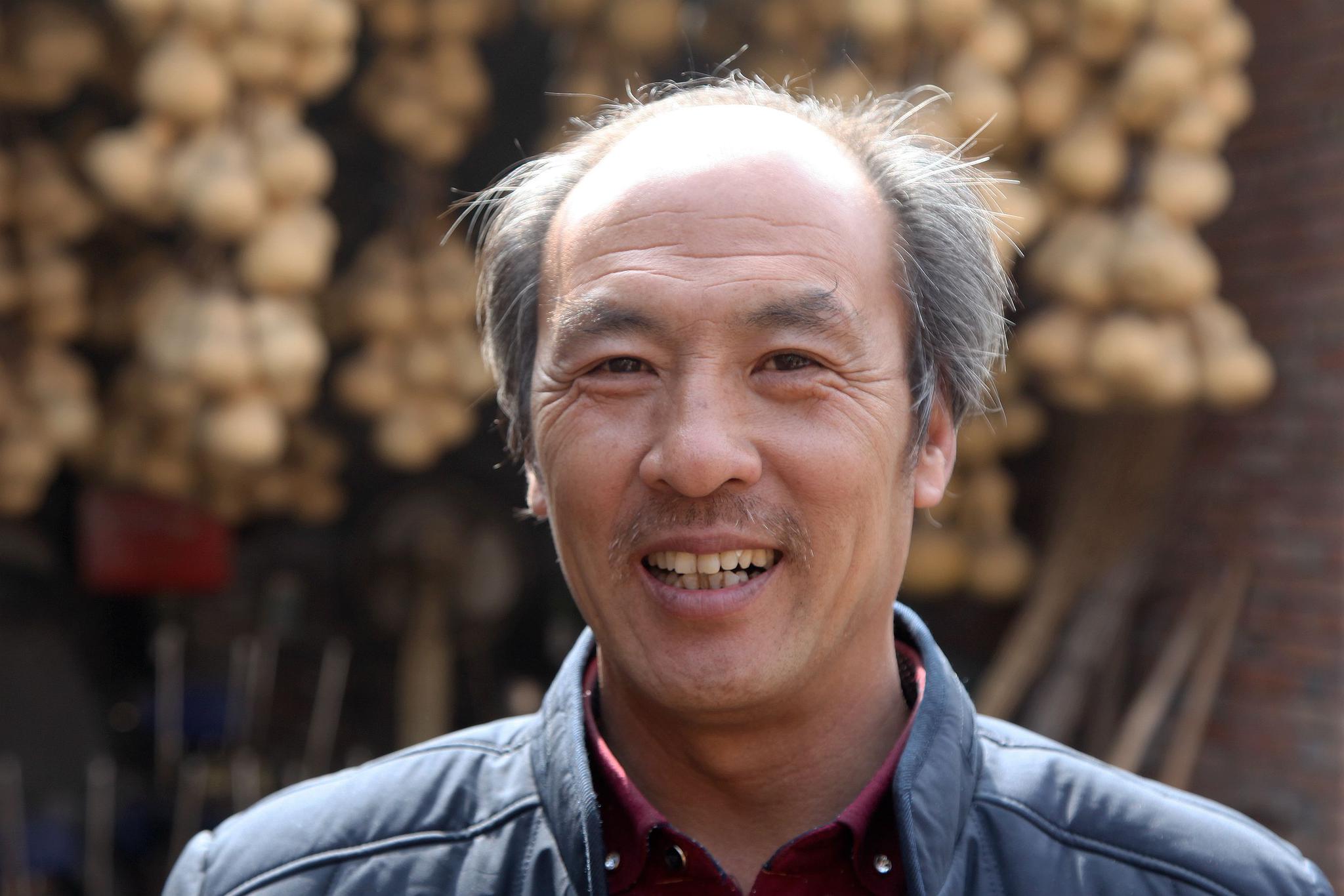 农民大哥被骗28万,发明野桃核拖鞋重新站起来,年收入30万