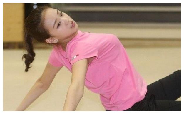潘晓婷"大球碰小球",而她被勒的很疼