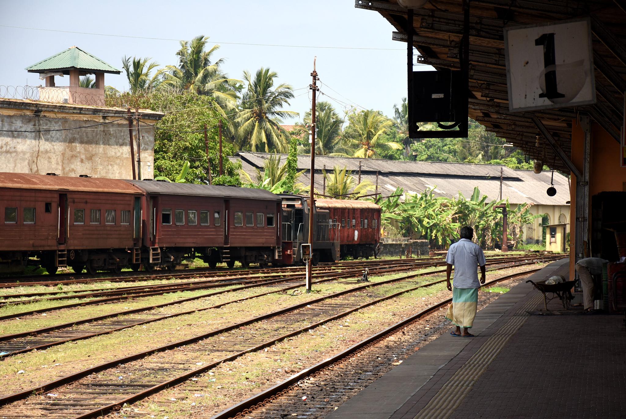 斯里兰卡唯美海上火车 票价仅一元|斯里兰卡|火车|印度洋_新浪新闻
