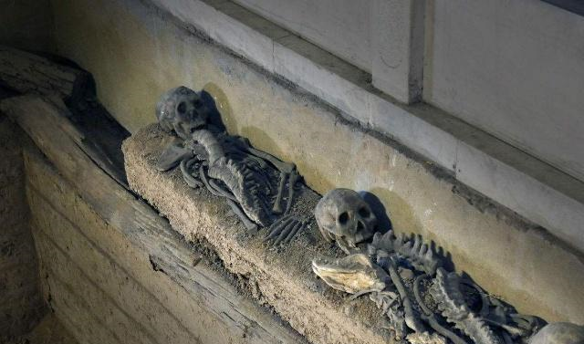 生前的姿势,专家判断这些人应该是活葬,而且其中有四具是小孩的尸骨