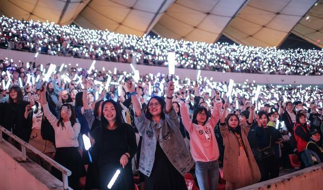 听说张杰的现场求婚成功率高大批粉丝情侣涌进佛山听张杰演唱会