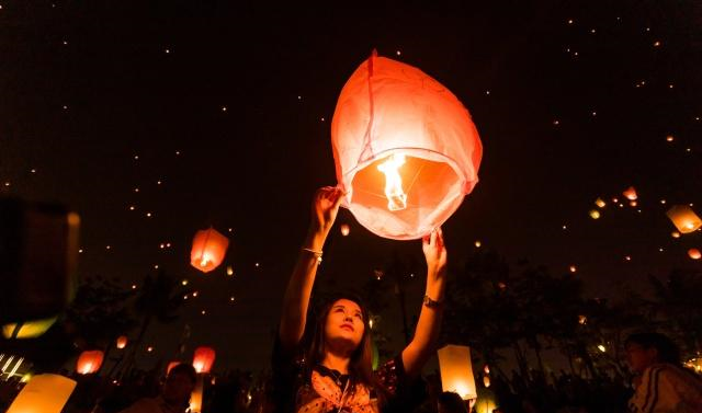 西双版纳天灯节,机场关闭两小时,万人齐放天灯,将星空带到人间