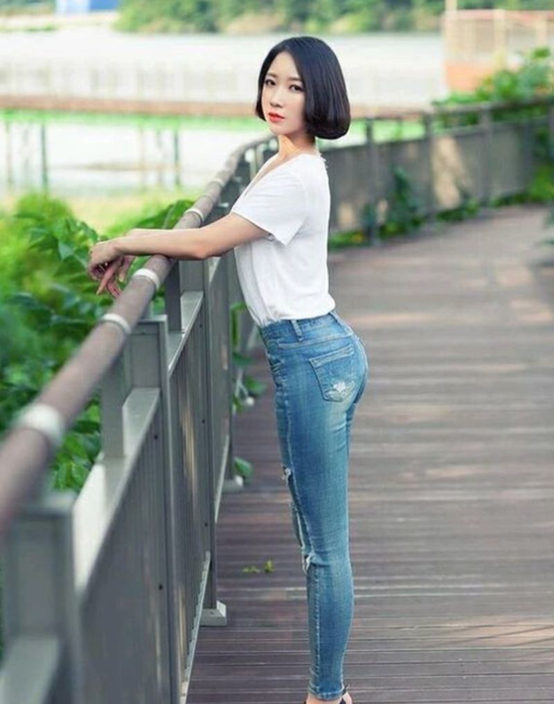街拍:短发气质型美女,白色上衣和牛仔裤的完美搭配,时尚又青春