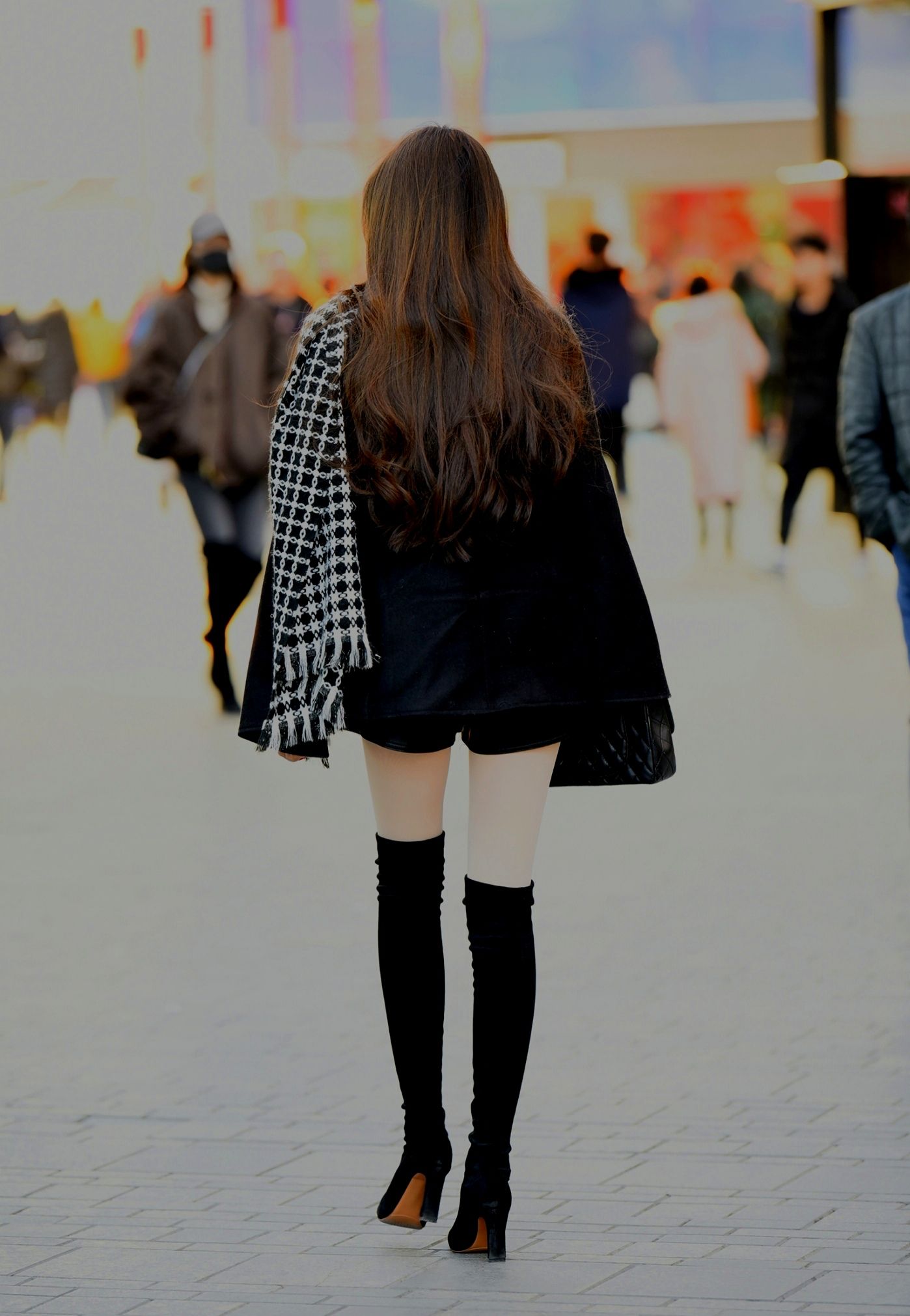 北京街拍肉色丝袜搭配黑色过膝靴美丽女人又时尚吸睛