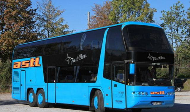 52年历史尼奥普兰这款高端客车青年曾引进如今在欧洲还很火