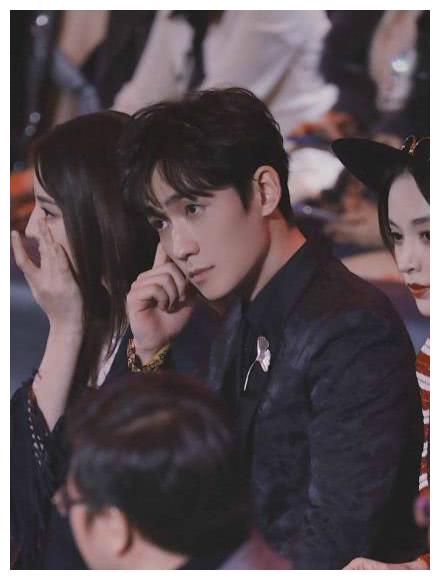 左边娜扎右边热巴,朱一龙坐在两位美女中间,害羞不敢动弹!