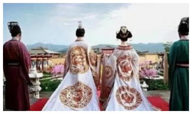 古时候人们穿那样长的衣服,就不怕弄脏了?答案你想不到!
