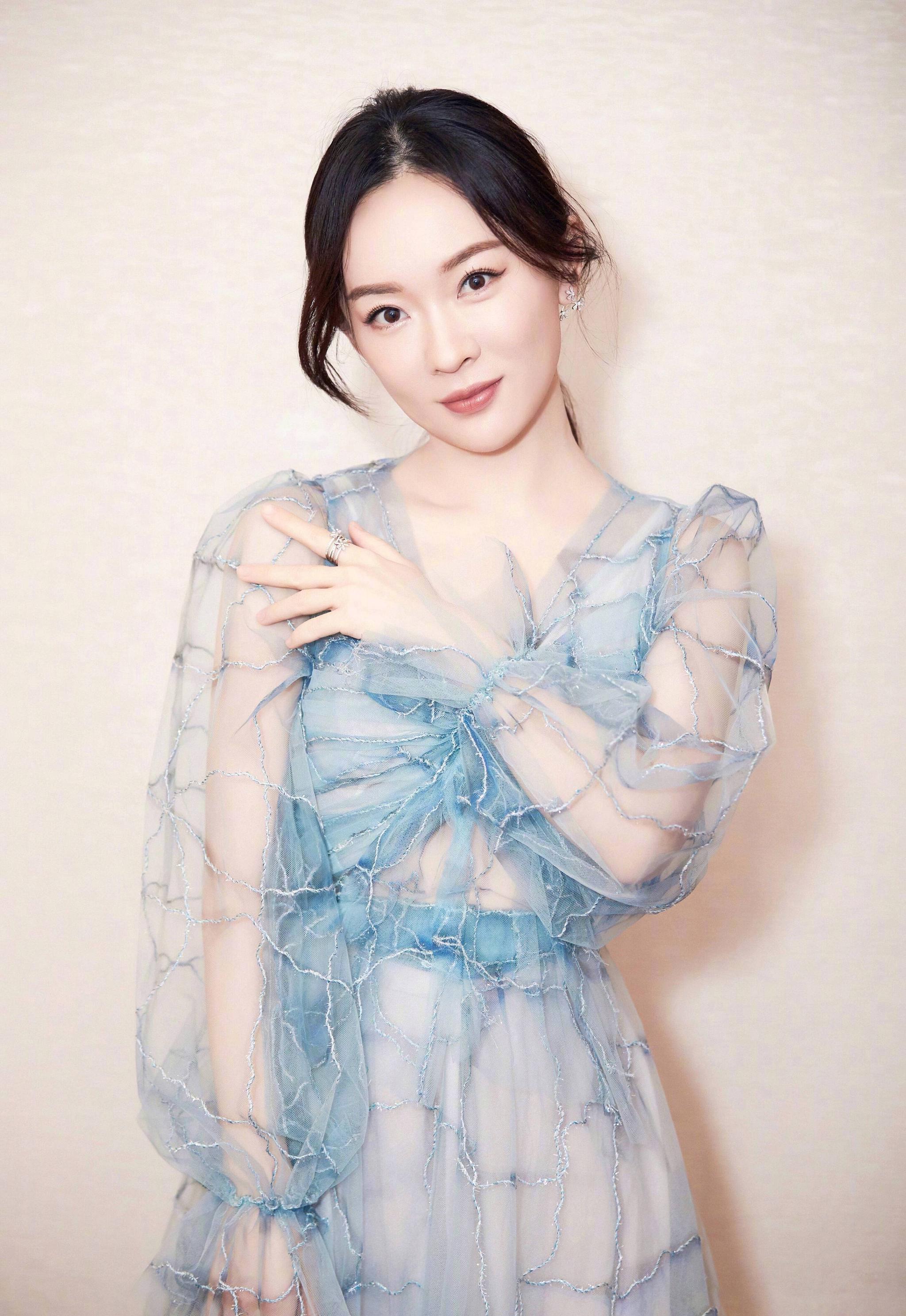 霍思燕一袭浅淡湖蓝色连衣裙,清新淡雅俏丽动人