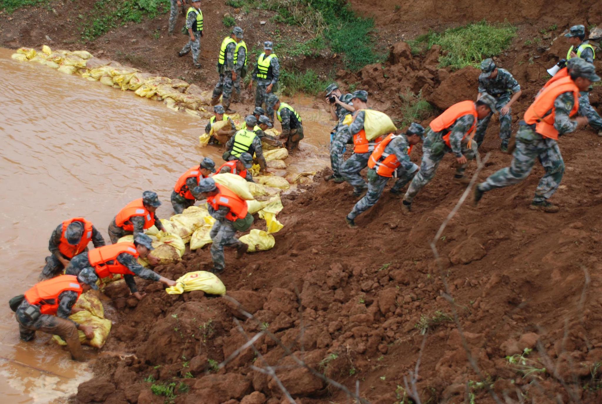 镜头下:1998年抗洪中的武警战士,誓死捍卫群众安危