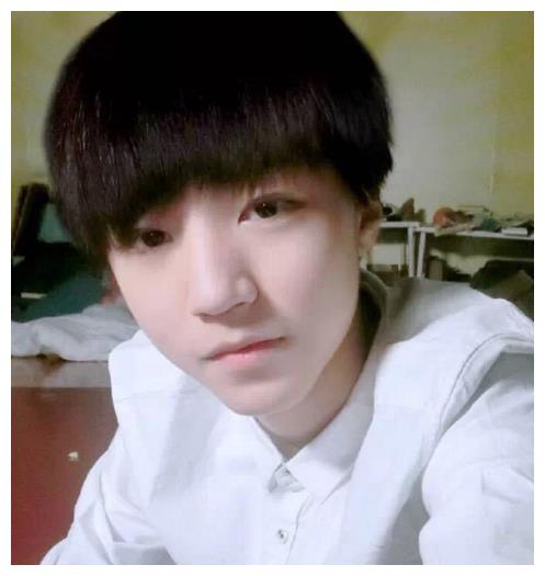 王嘉艺在发型,表情,动作,拍照角度上都刻意模仿王俊凯,所以拍出来的