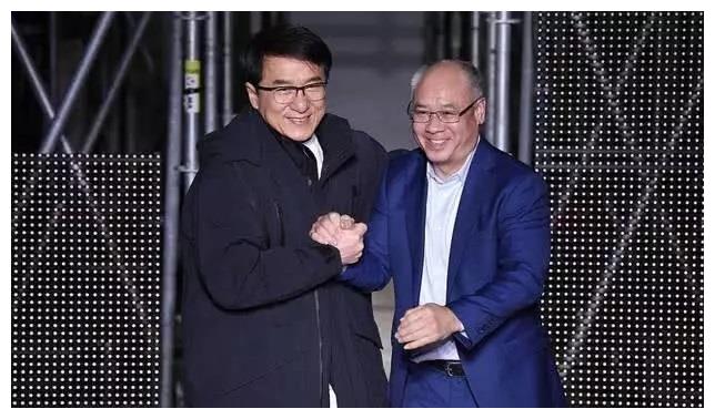 66岁成龙与57岁李宁同框,成龙帅气如小鲜肉,李宁谢顶显老态