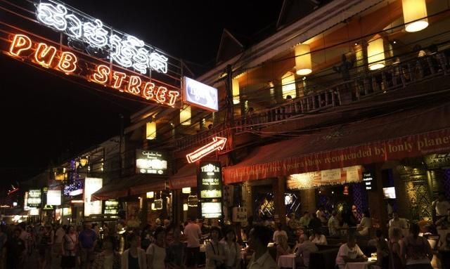 柬埔寨不仅仅有很出名的寺院,晚上更有热闹的酒吧