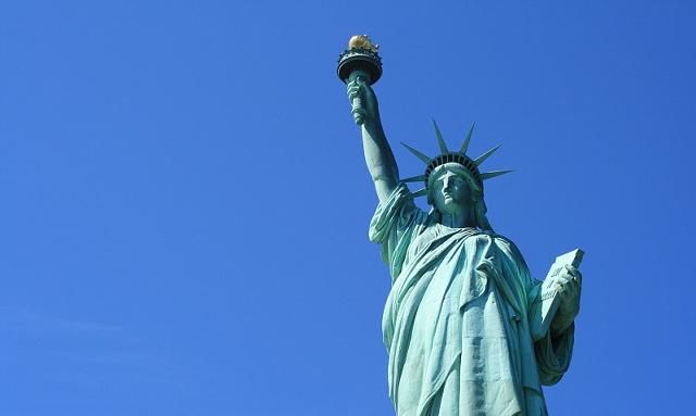 自由女神穿着古希腊服装,头戴光芒四射冠冕,七道尖芒象征七大洲_高清