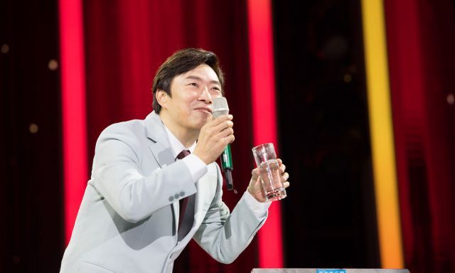 费玉清告别演唱会喝水笑喷 深情搞笑自由切换贡献表情包|南京站
