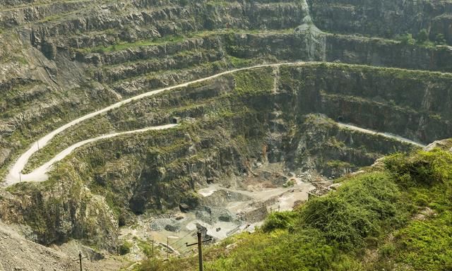 这里被誉为"亚洲第一天坑",它形如一只洞蟮牡购