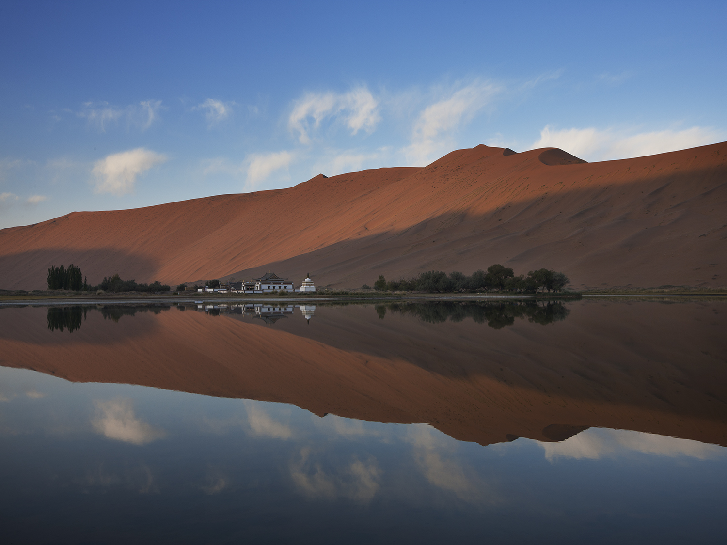 巴丹吉林沙漠的一颗明珠巴丹湖