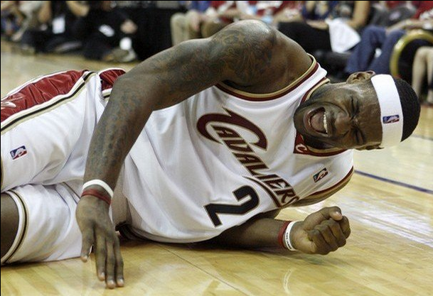 詹姆斯受伤瞬间集锦:超人也会疼,球迷:只求你健健康康回归!