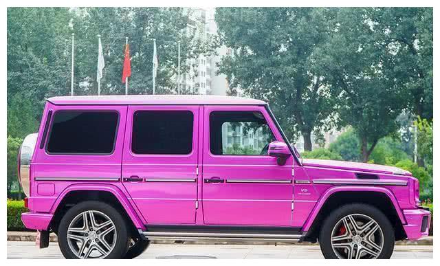 靠“微商”身價數十億,豪車全部“少女粉”,卻被鞋子搶鏡了