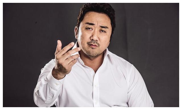还记得《釜山行》里的大叔吗?韩国唯一的男子汉,女朋友美到不行