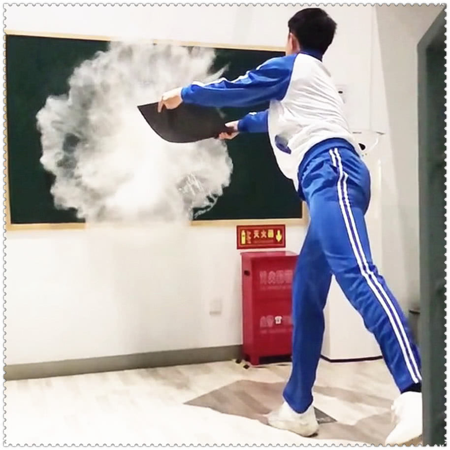 美术生黑板上画于谦,泼上一盆粉笔灰,瞬间变身郭德纲!