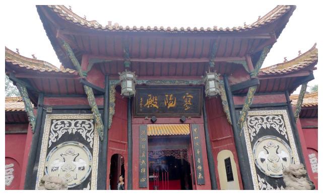 丰都鬼城白天游客络绎不绝晚上门可罗雀