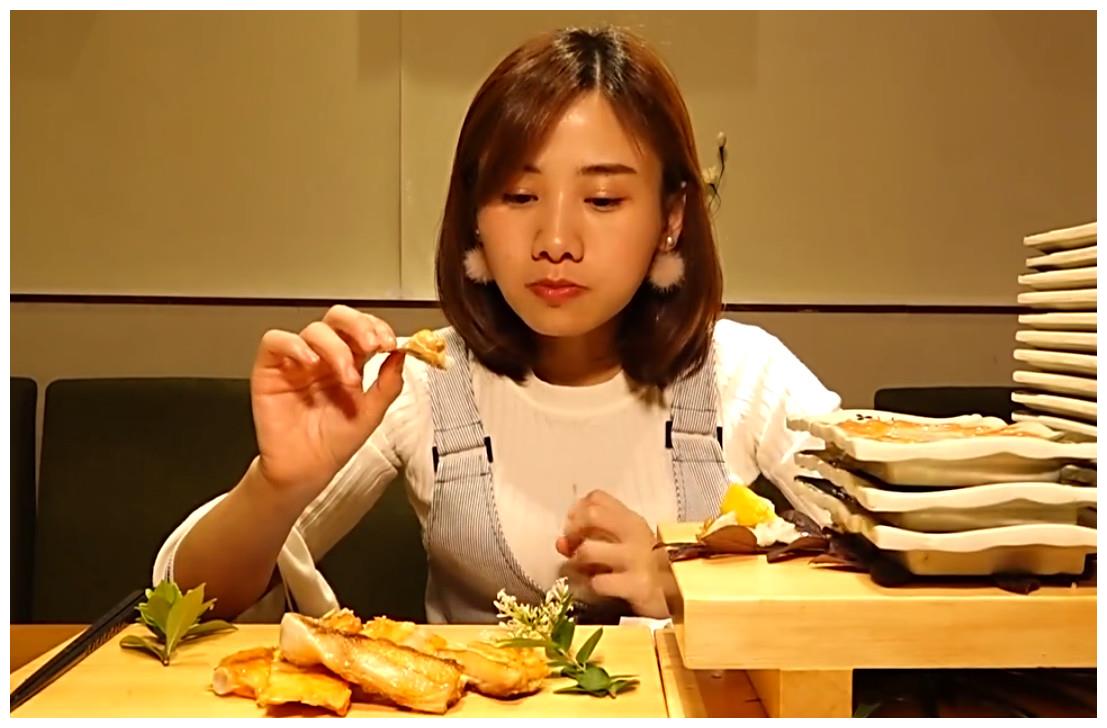 大胃王密子君吃一整条20斤的三文鱼大餐,厨师现场做刺身