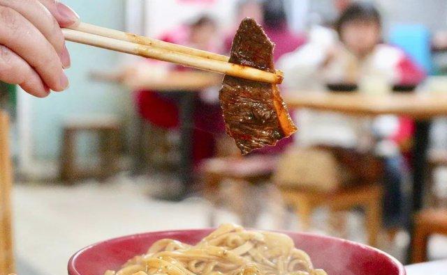 武汉哪些犄角旮旯有逆天牛肉面馆!每天卖出面条可以绕地球几圈?