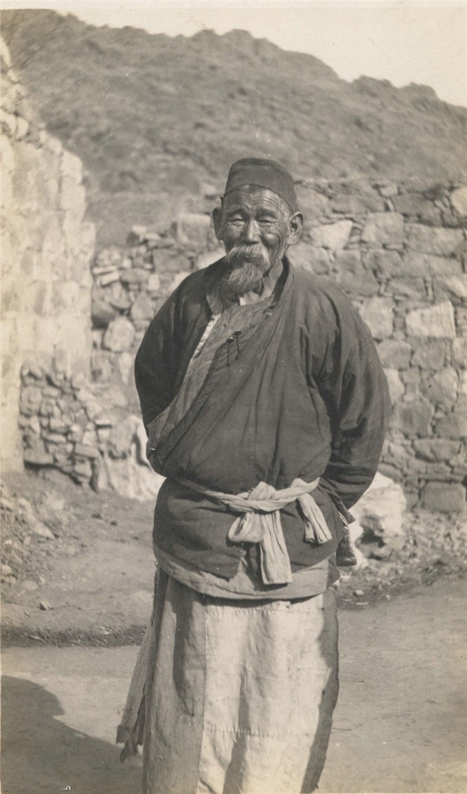 清末的苏北,连年灾害使得饥民遍地,破衣烂衫等待救济