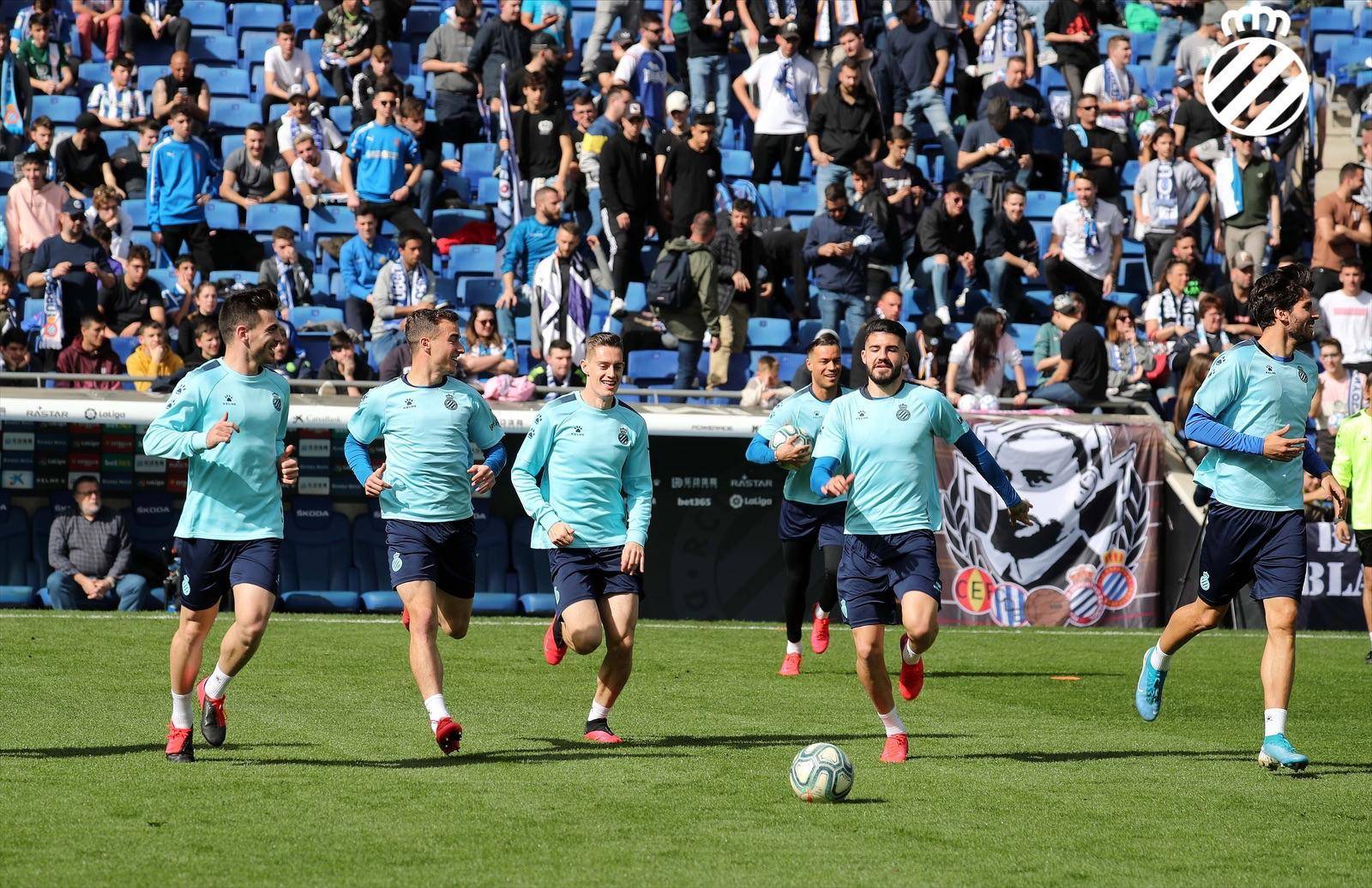 西班牙人足球俱乐部进行公开训练课,许多球迷前来观看训练课