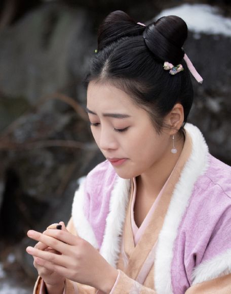 还记得知否中赵丽颖的丫鬟小桃吗脱下戏服的她美极了