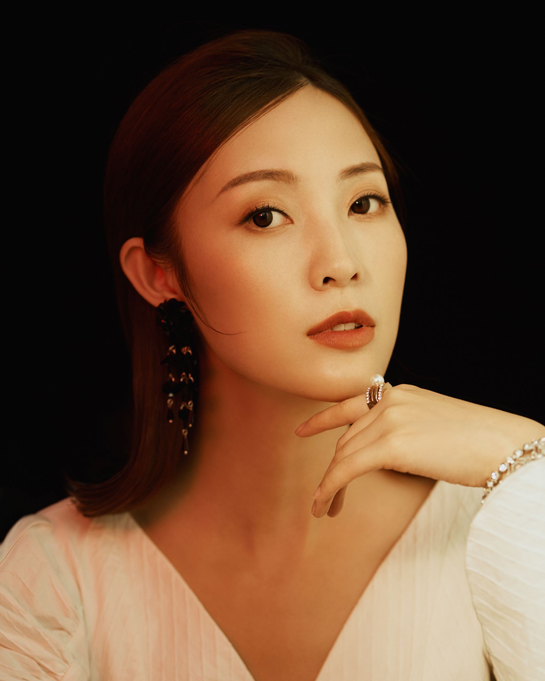 歌手蓝梦冰启程意义新歌上线 《当你微笑》深情首发