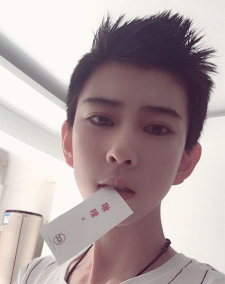 熊祁生活素颜照大曝光,没想到熊叔竟然变成了熊妹纸