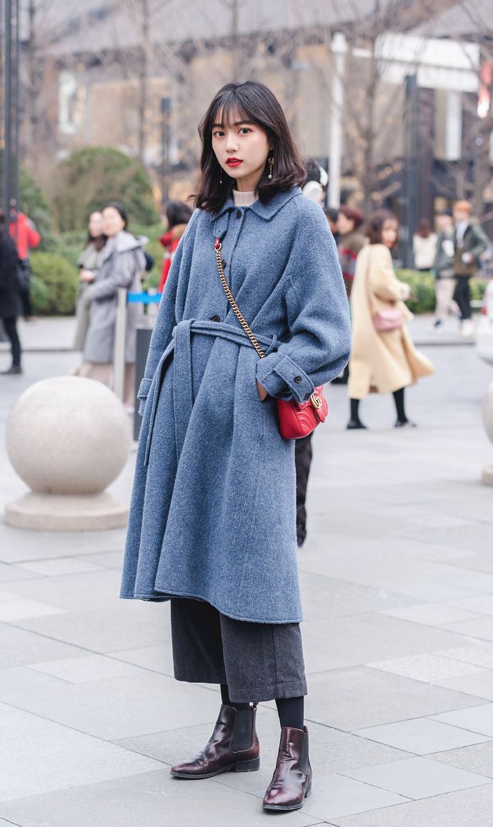 街拍:看了今年超火的雾霾蓝大衣,这就是我爱上雾霾蓝的理由了