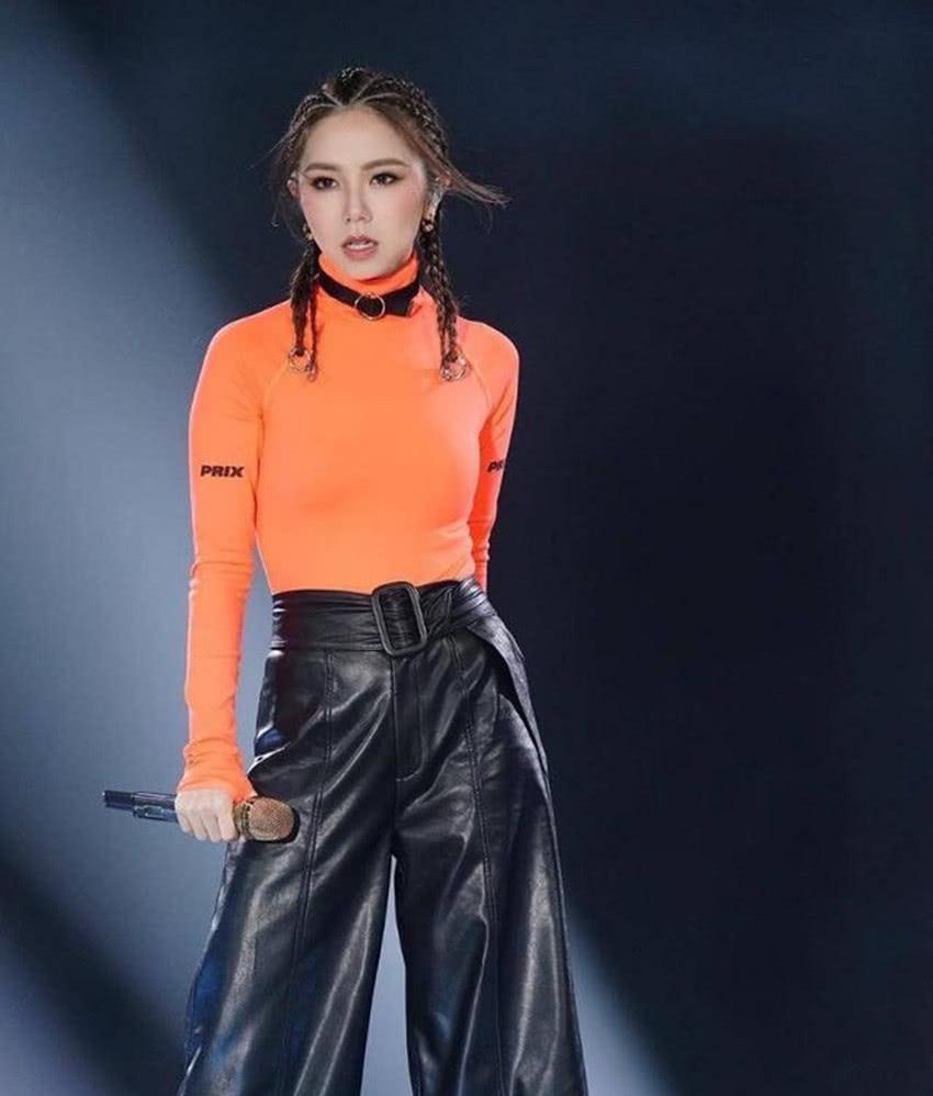 邓紫棋又穿皮裤,紧身款换成了阔腿款意外好看,时髦不止一点点!