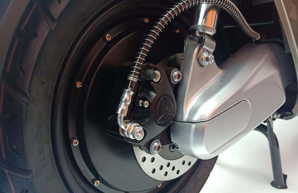 全烤漆车身低重心宽体设计18kw超级电机雅迪g6来了