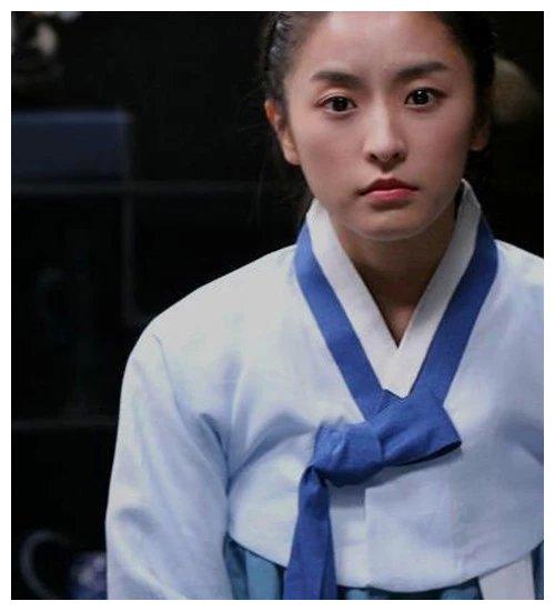 郑柔美2003年因拍摄乐天广告而正式出道,2005年参演了海岩电视剧