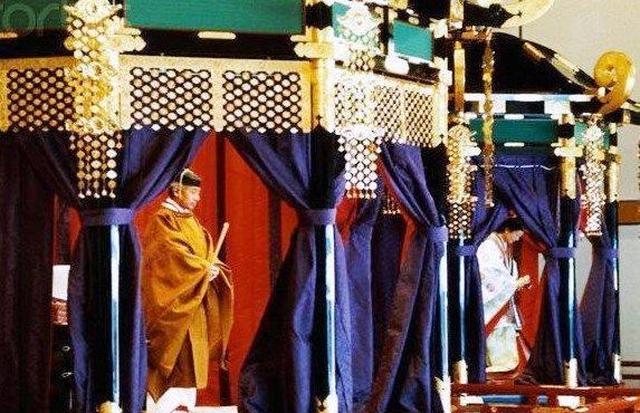 1990年日本天皇登基大典旧照明仁身穿黄袍接受首相三呼万岁