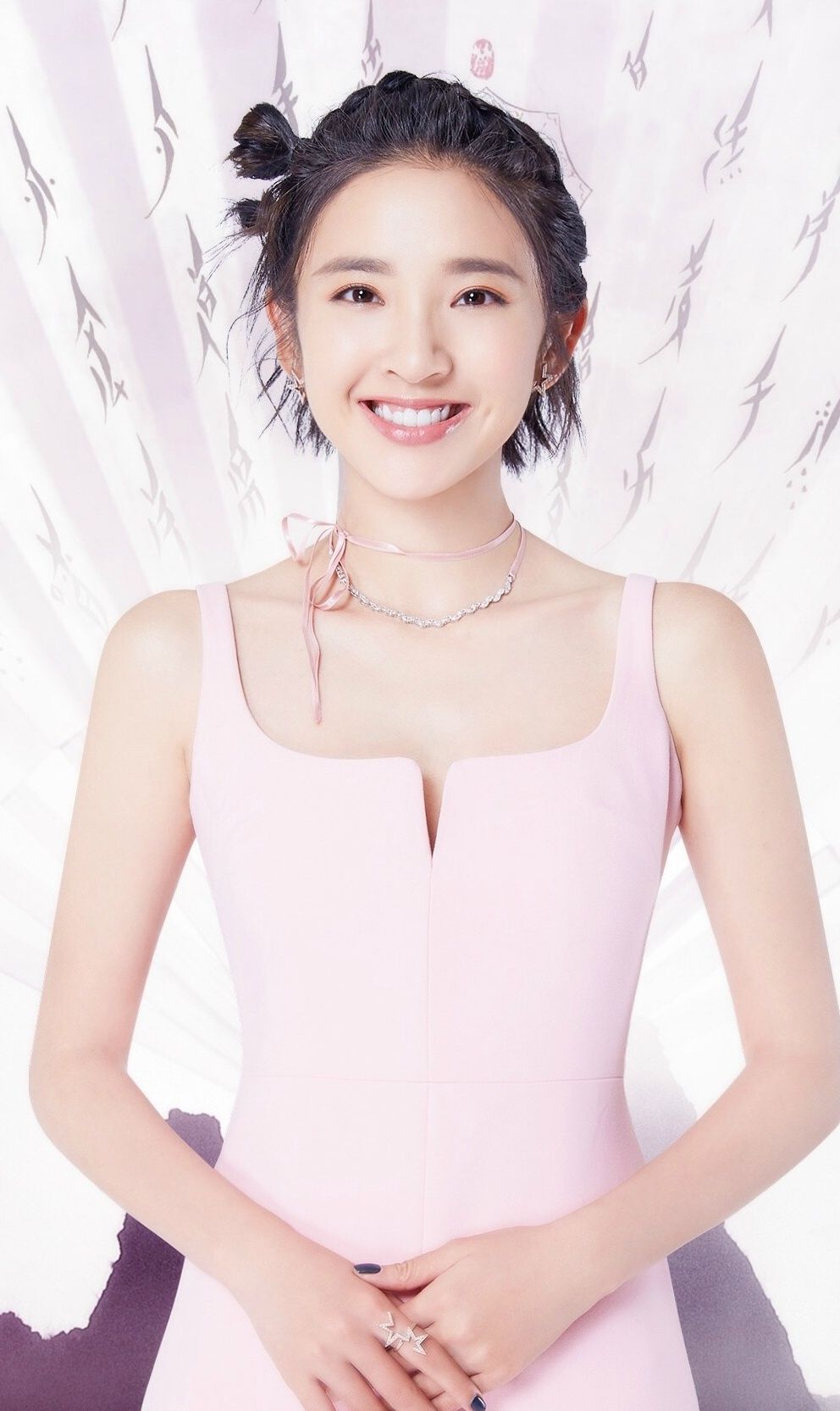 时尚高清壁纸:有姣好的面容,唐艺昕耀眼的不止是招牌笑容