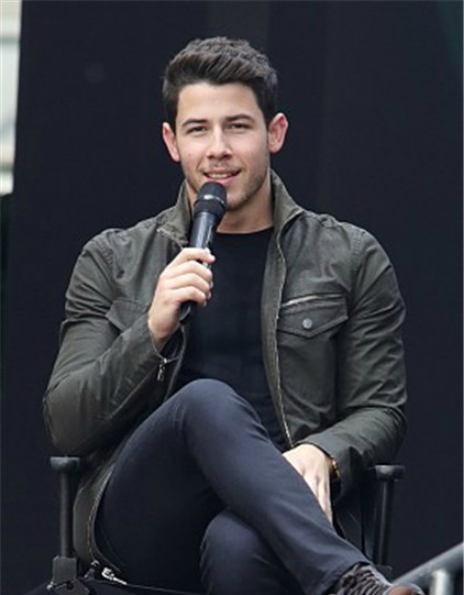 尼克,乔纳斯出席活动,坐高凳花式翘二郎腿悠闲讲话