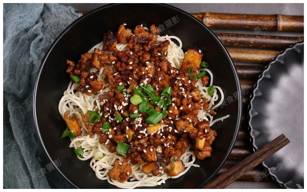 这碗家常香菇酱拌面可不简单,料多且味美,还有更多小惊喜哟!