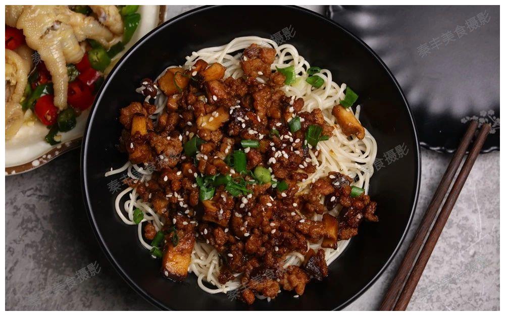 这碗家常香菇酱拌面可不简单,料多且味美,还有更多小惊喜哟!