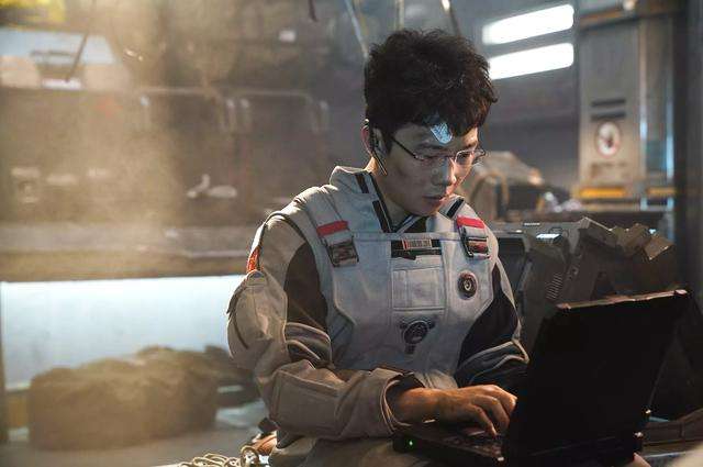 "流浪地球"中拯救地球的是会编程的李一一|流浪地球